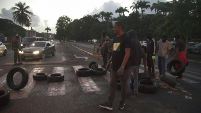 Guadeloupe et Martinique: les dessous des émeutes contre le passe sanitaire dans ces territoires français de la Caraïbe